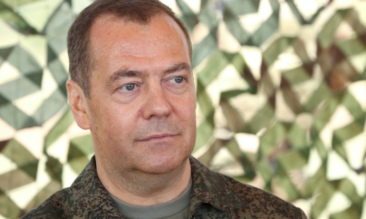 Дмитрий Медведев пита колко дълго САЩ ще &quot;търпят&quot; Зеленски